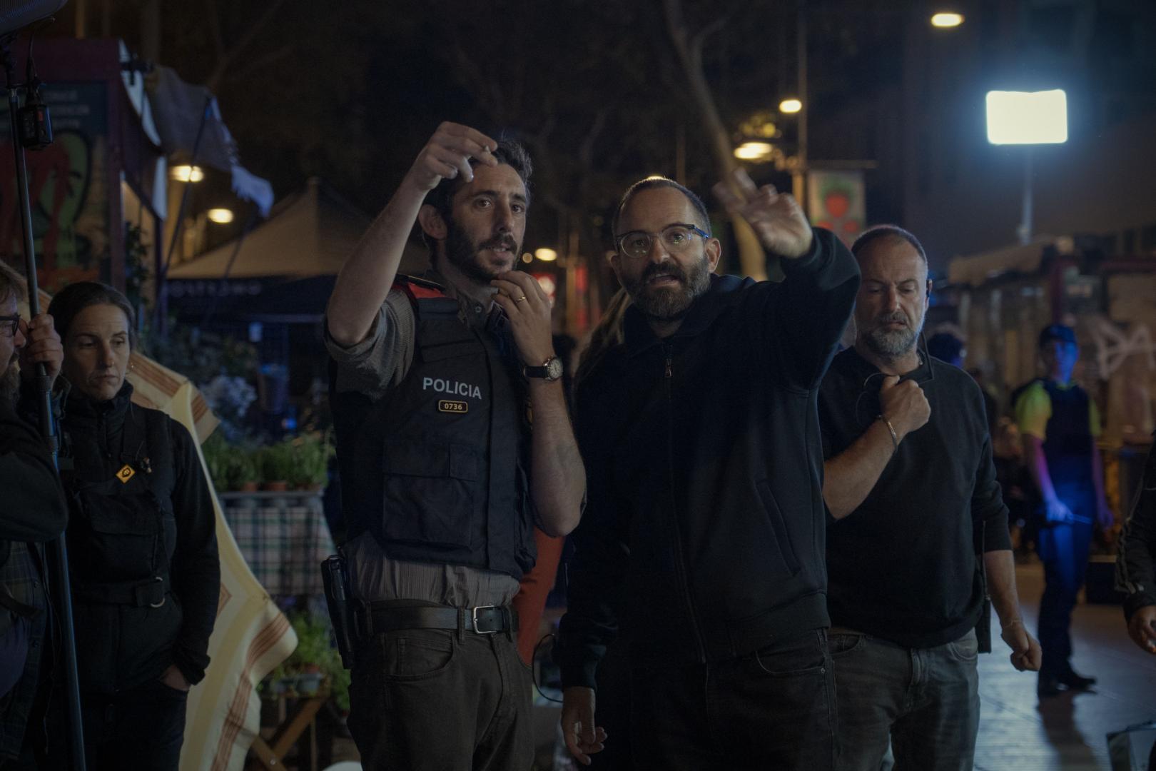 Fernando González Molina (derecha) da indicaciones a Enric Auquer durante el rodaje de la película Cronos