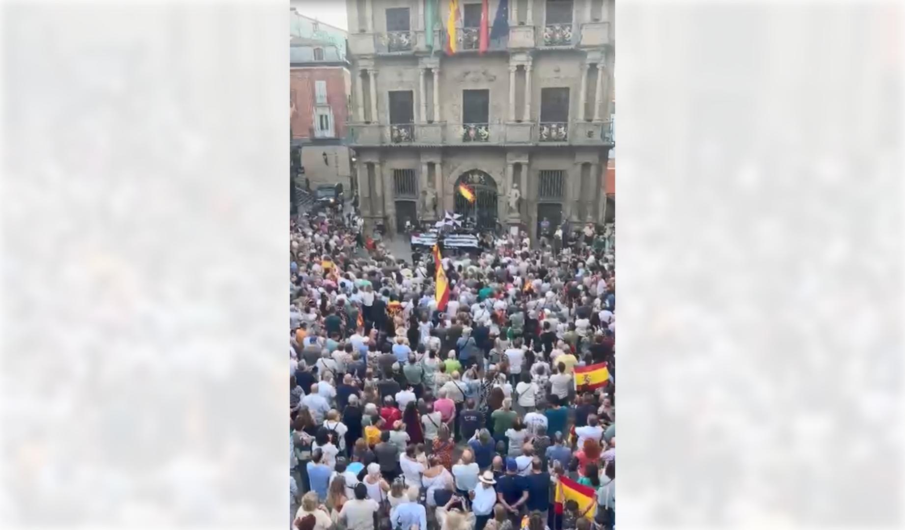 Así está la plaza del Ayuntamiento por la concentración en apoyo a Ceuta