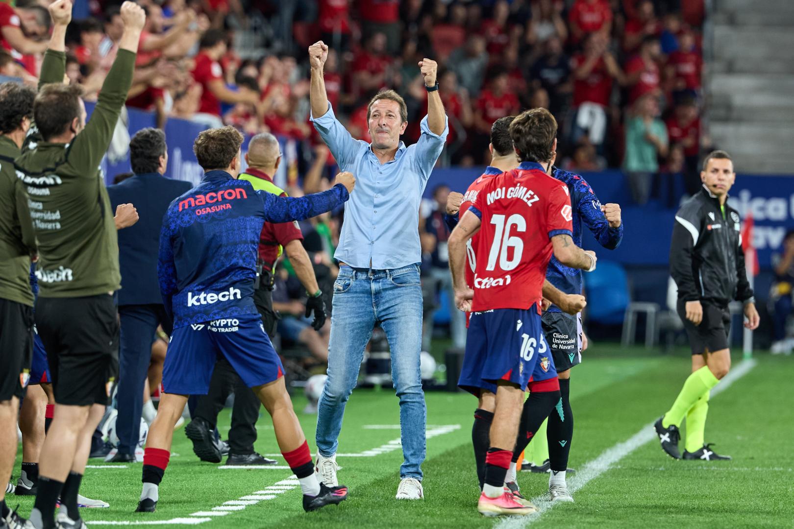 Luis Miguel Ramis celebra la victoria contra el Getafe tras el pitido final.j.p. urdíroz