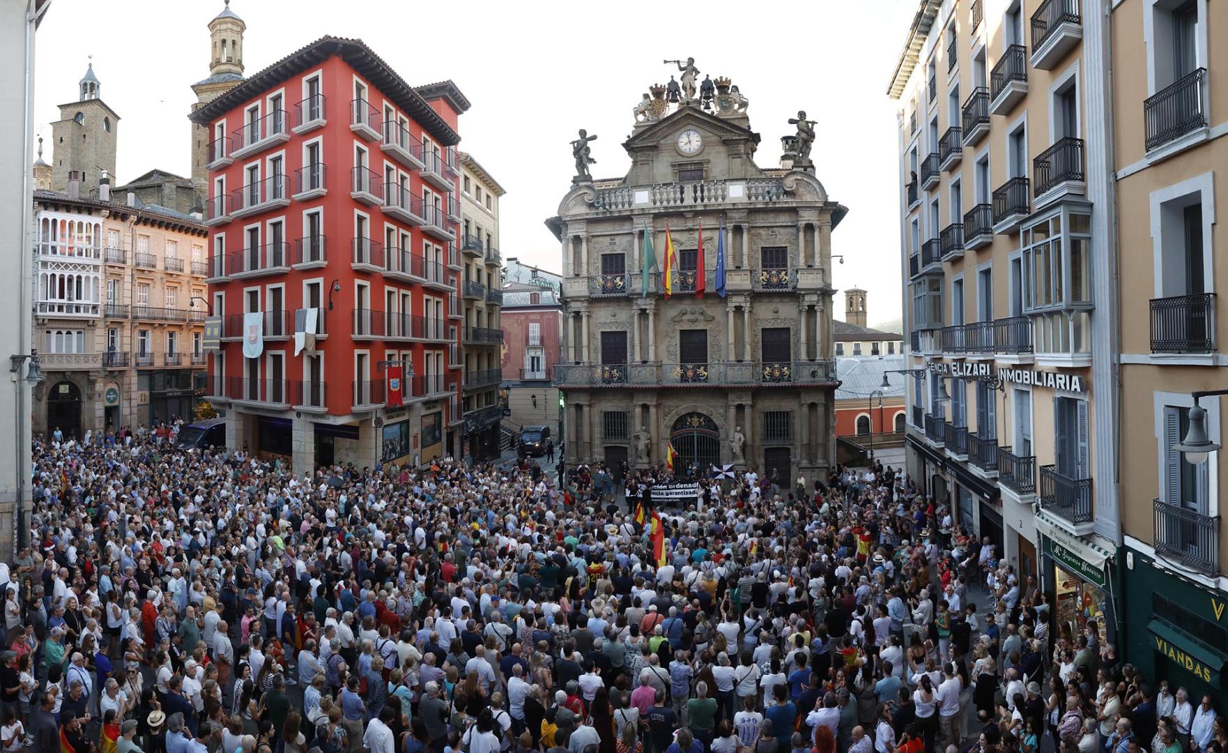Fotos de la concentración de apoyo a Ceuta celebrada en la plaza Consistorial en Pamplona