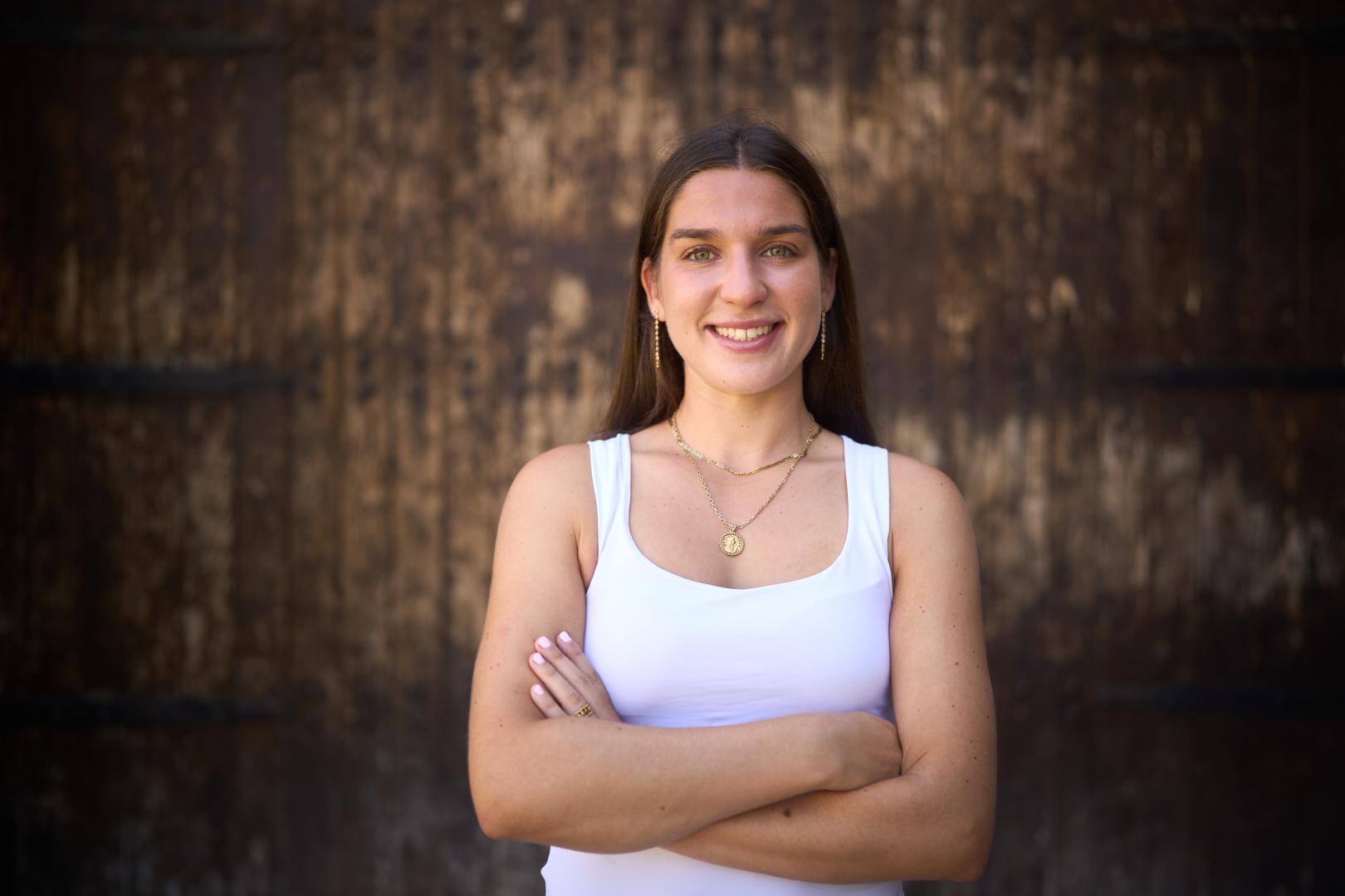 Lucía Ibarrola, tenista de 22 años, posa junto a uno de los baluartes de la Ciudadela de Pamplona