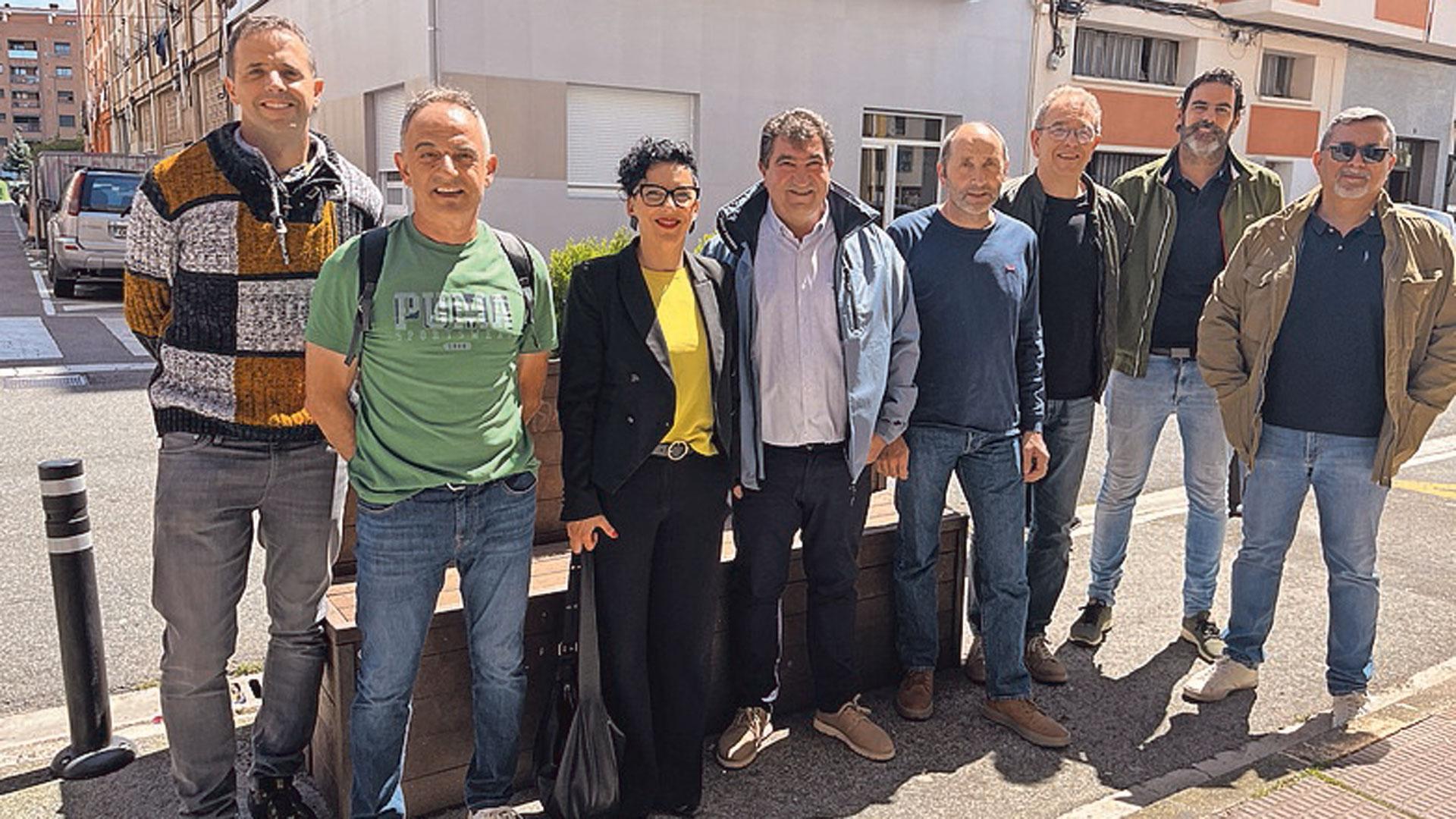 Foto de una visita a las viviendas de VPO de alquiler de Ansoáin de ediles y promotores