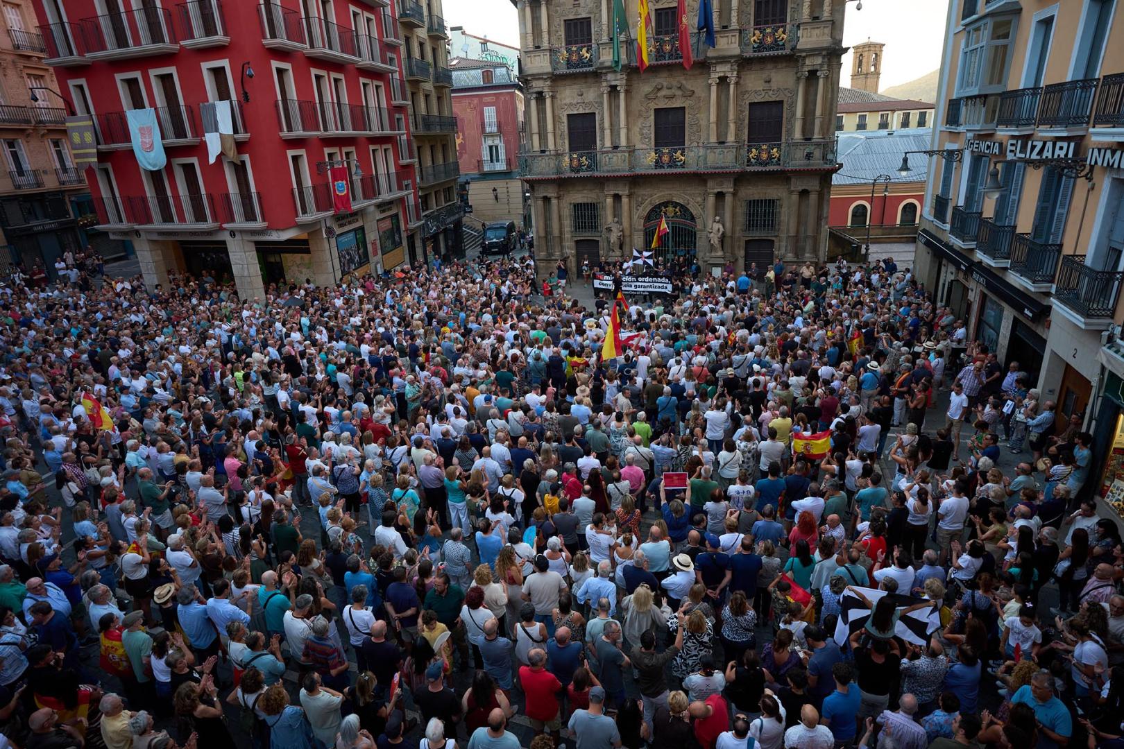 Fotos de la concentración de apoyo a Ceuta celebrada en la plaza Consistorial en Pamplona