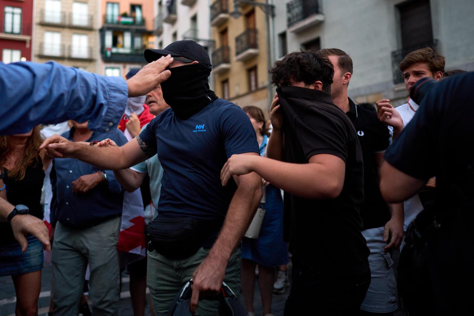 Fotos de la concentración de apoyo a Ceuta celebrada en la plaza Consistorial en Pamplona