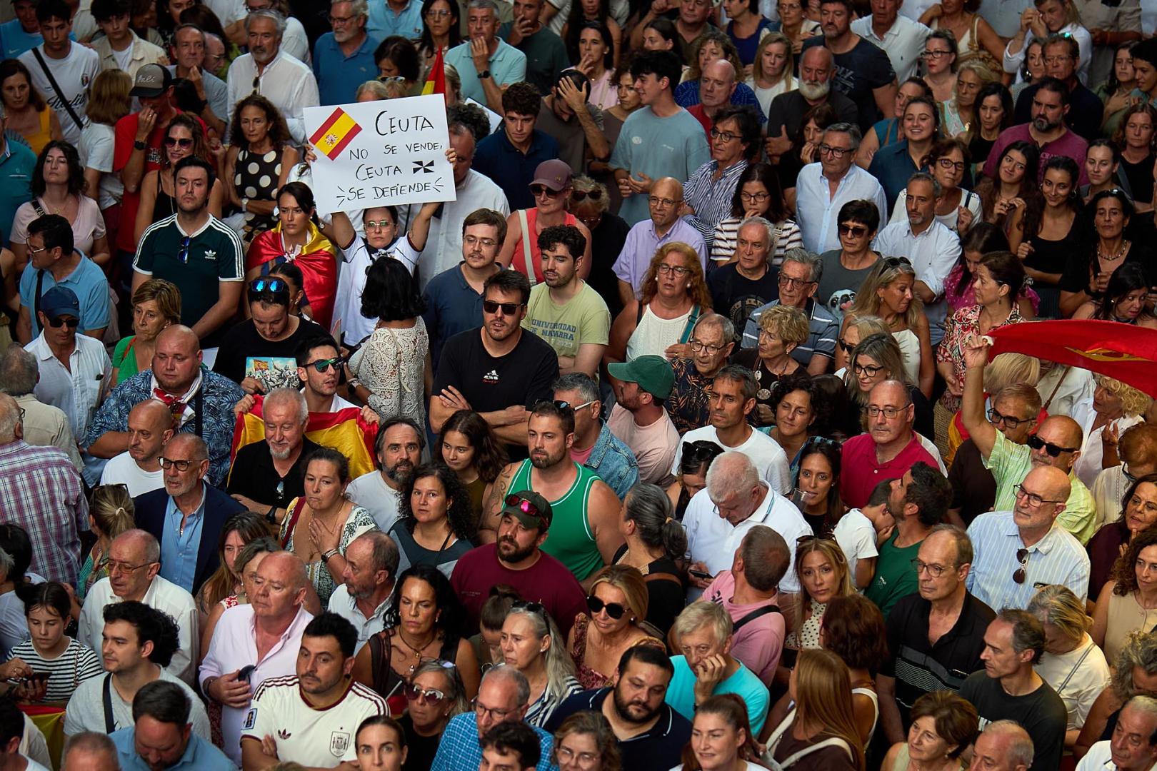 Fotos de la concentración de apoyo a Ceuta celebrada en la plaza Consistorial en Pamplona