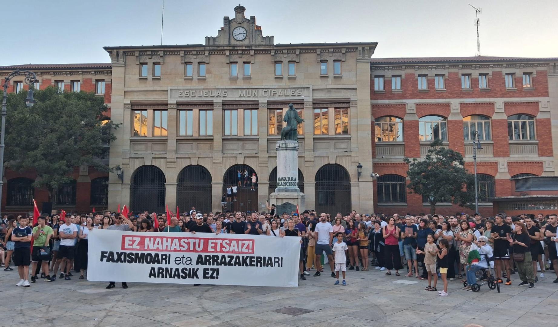 A unos 300 metros, concentración “antifascista” con GKS
