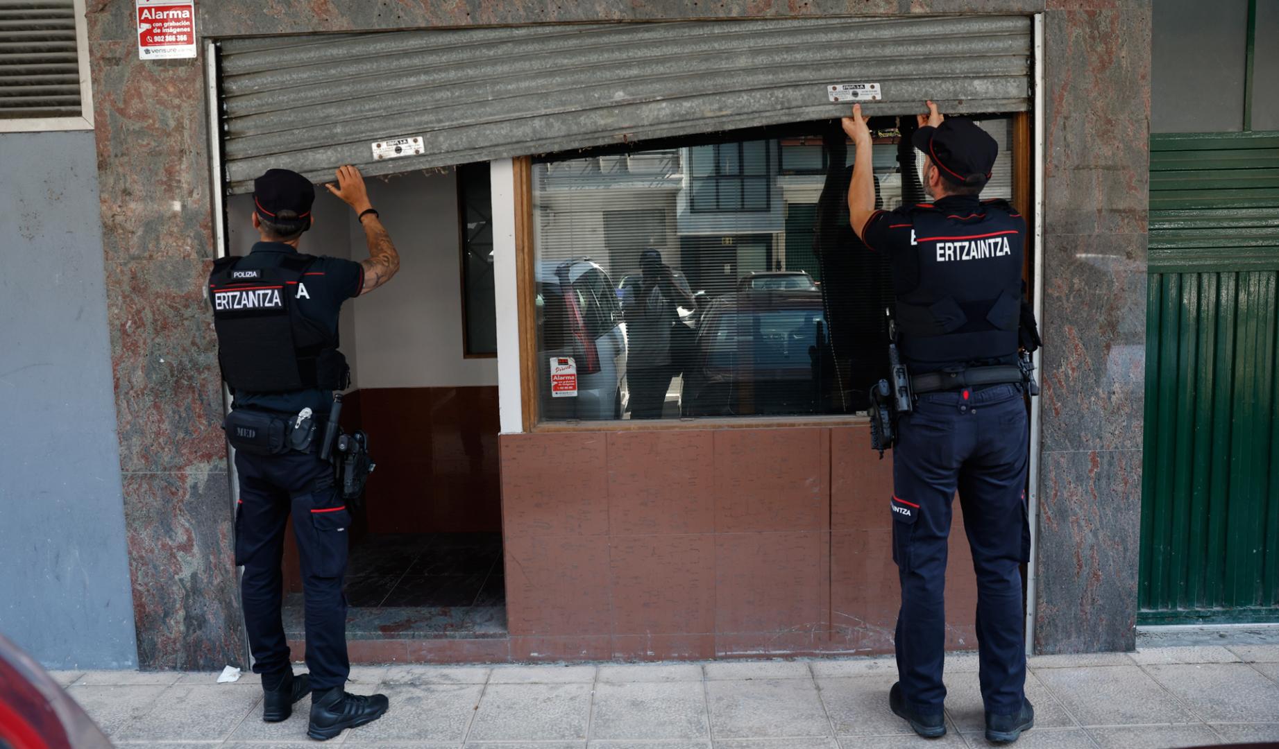 Agentes de la ertzaintza investigan este miércoles una lonja perteneciente a la familia del presunto asesino del taxista que falleció anoche en Azpeitia.