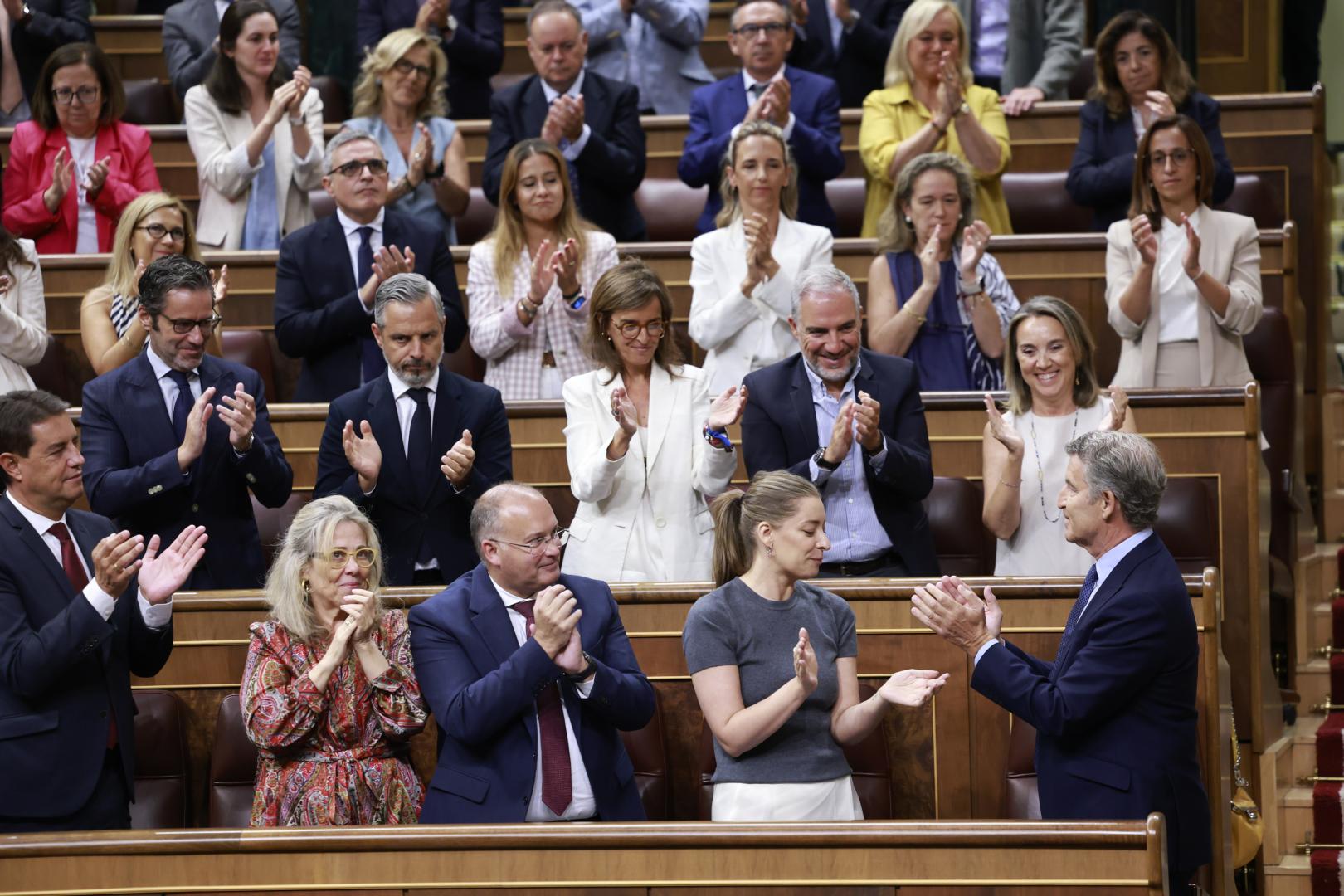 La bancada Popular aplaude la intervención del líder del partido, Alberto Núñez-Feijóo (d), en el pleno en el que comparece el presidente del Gobierno, Pedro Sánchez, en el Congreso de los Diputados, este jueves, para informar de la gestión de la crisis en Ceuta