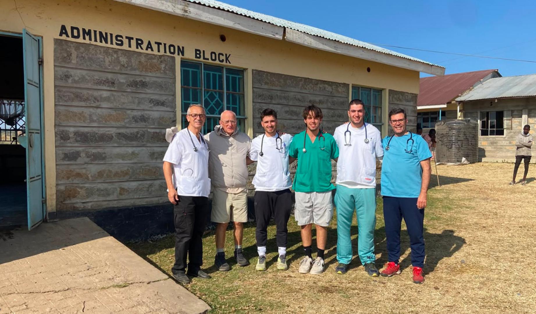 El Dr. Marc Vives, especialista de la Clínica Universidad de Navarra, junto a parte del equipo de voluntarios durante su estancia en Emorogi (Kenia) .