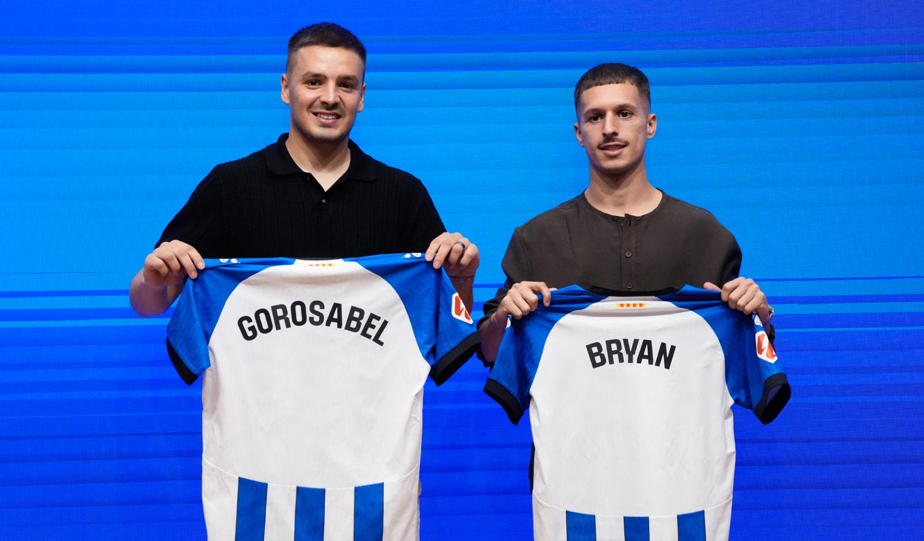 El defensa Andoni Gorosabel (i) y el extremo Bryan Zaragoza (d) durante su presentación este jueves como nuevos jugadores del RCD Espanyol.