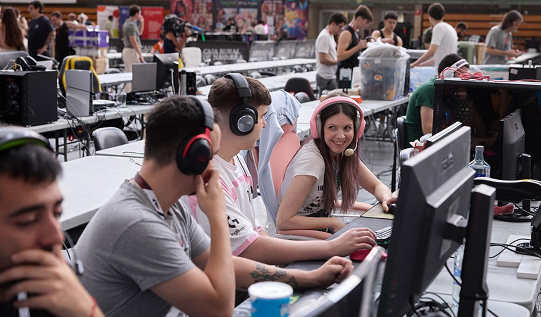 Participantes en la Navarra LAN Party, que se celebra en la UPNA.