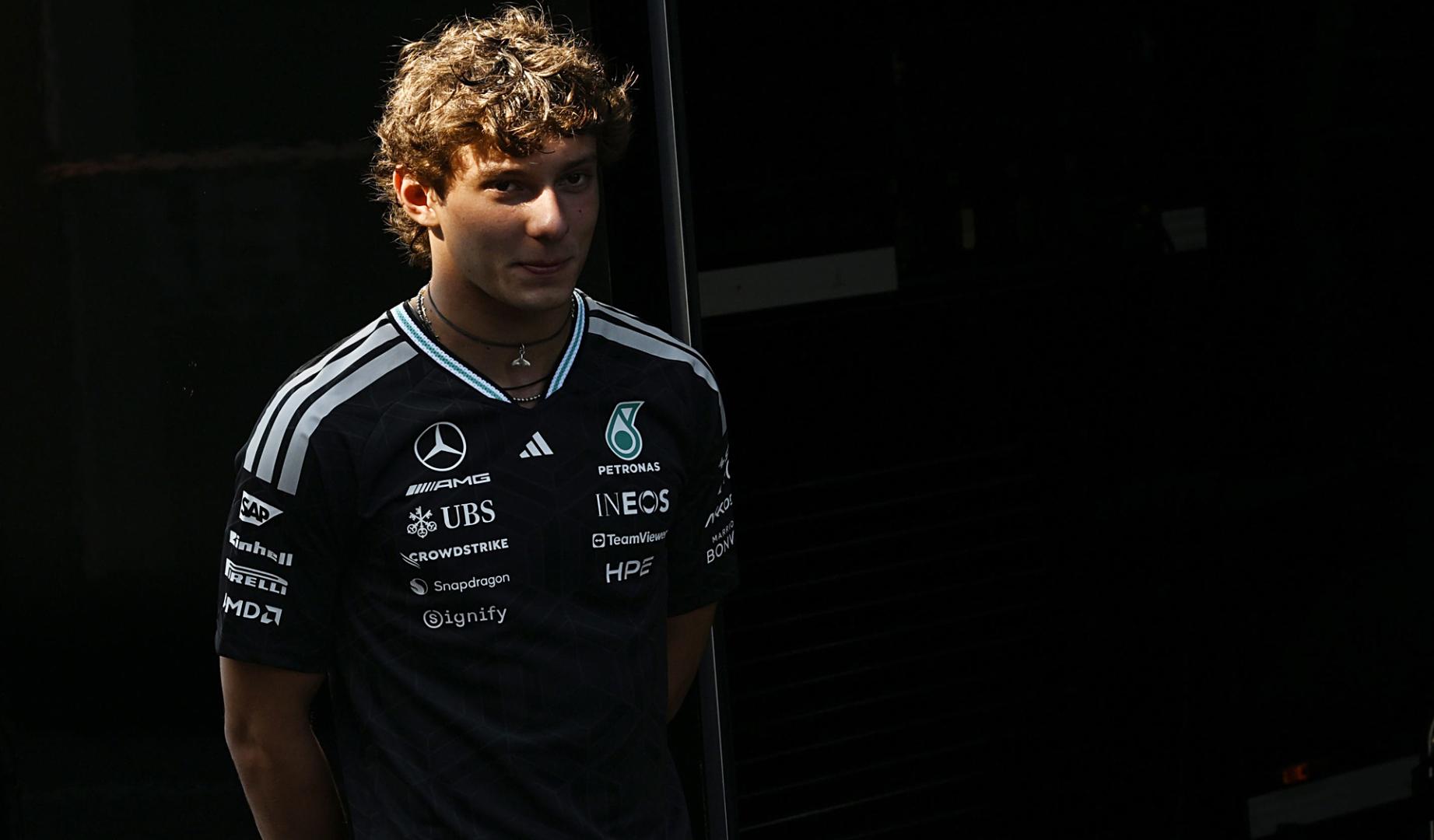 El piloto de Mercedes Andrea Kimi Antonelli en el paddock de Monza