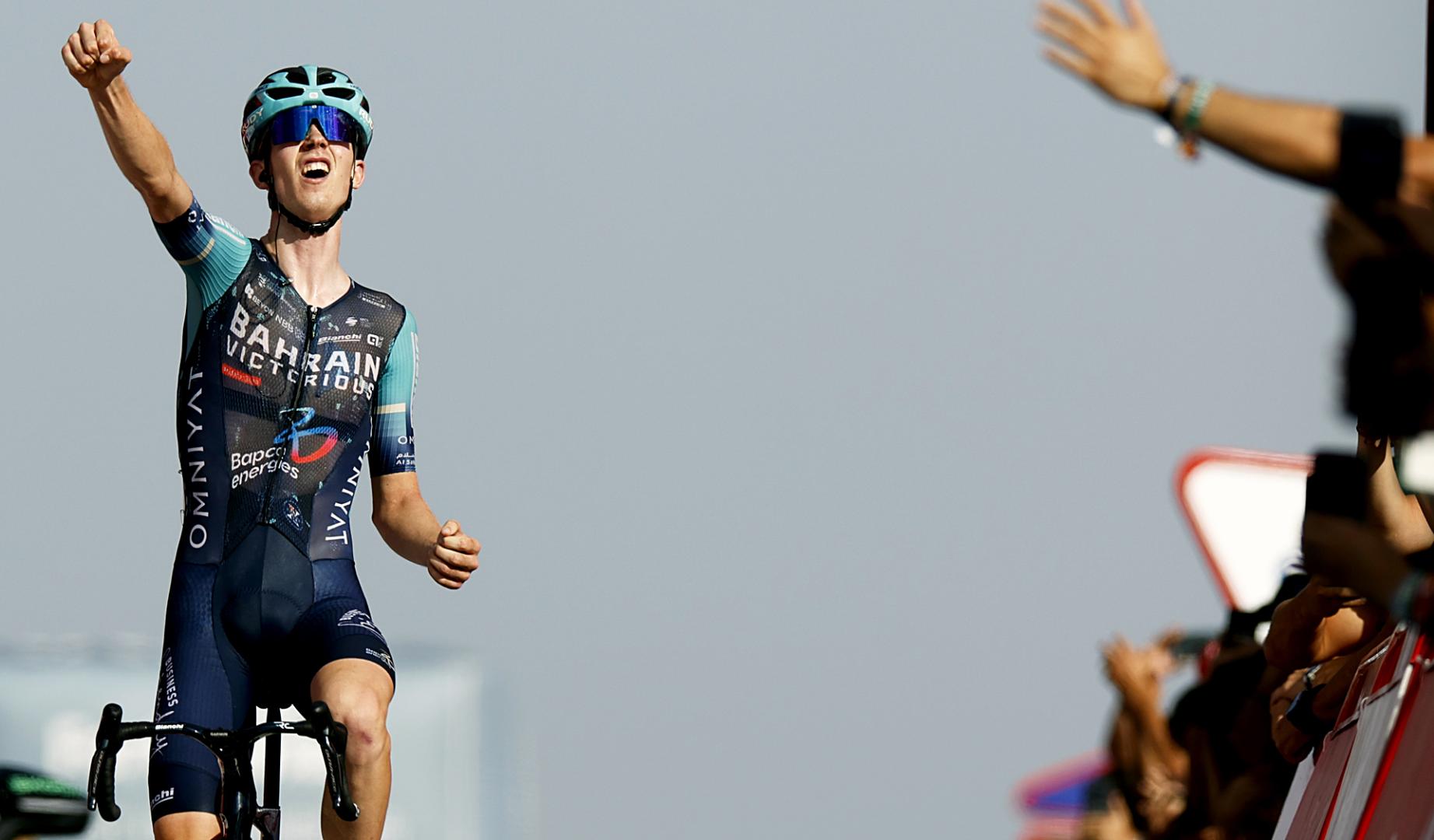 El ciclista esloveno Jakob Omrzel del equipo Team Bahrain Victorious celebra al ganar la 12ª etapa de La Vuelta en la meta de Calar Alto (Almería)