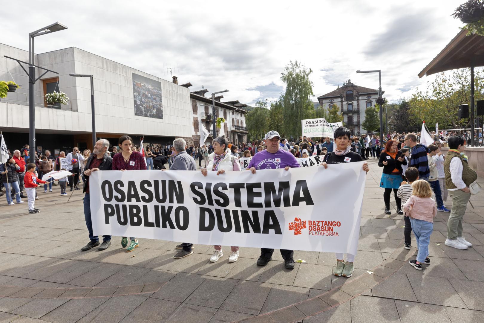 Imagen del final de una manifestación con final en la plaza de los Fueros, de Elizondo, en demanda de mejoras en las sanidad pública.