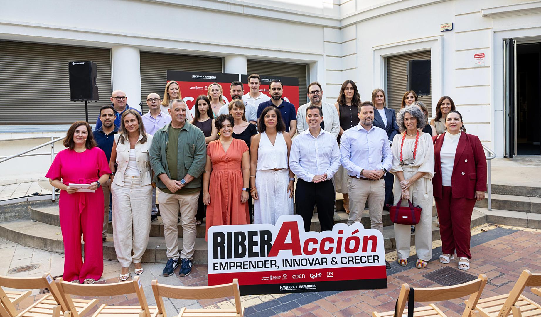 EN TUDELA En la primera fila, junto al resto de ponentes y de izquierda a derecha: Ainhoa Hernández, presentadora del evento y periodista de Diario de Navarra; Alicia Nicolás, directora comercial de Diario de Navarra; Rafael Loscos, presidente de AER; Vitori Hernández, CEO de Intrepit; Isabel Vicente de Vera, coordinadora de la CAT; Uxue Itoiz, directora gerente de CEIN; Mikel Irujo, consejero de Industria y de Transición Ecológica y Digital Empresarial; Alejandro Toquero, alcalde de Tudela; Marta Bondesio, gerente de Bondesio; y Blanca Pérez de Arenaza Tejada, gerente de Blanca Fotografía Profesional