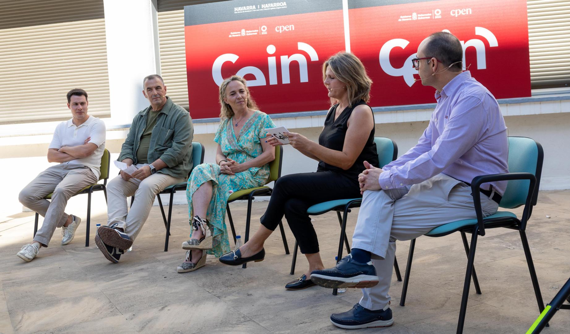 De izda. a dcha.: Álvaro Navascués Martín, Rafael Loscos Sanz, Sandra Calvo Díaz, Pilar Tellechea Sagaseta, y Javier Les Osta