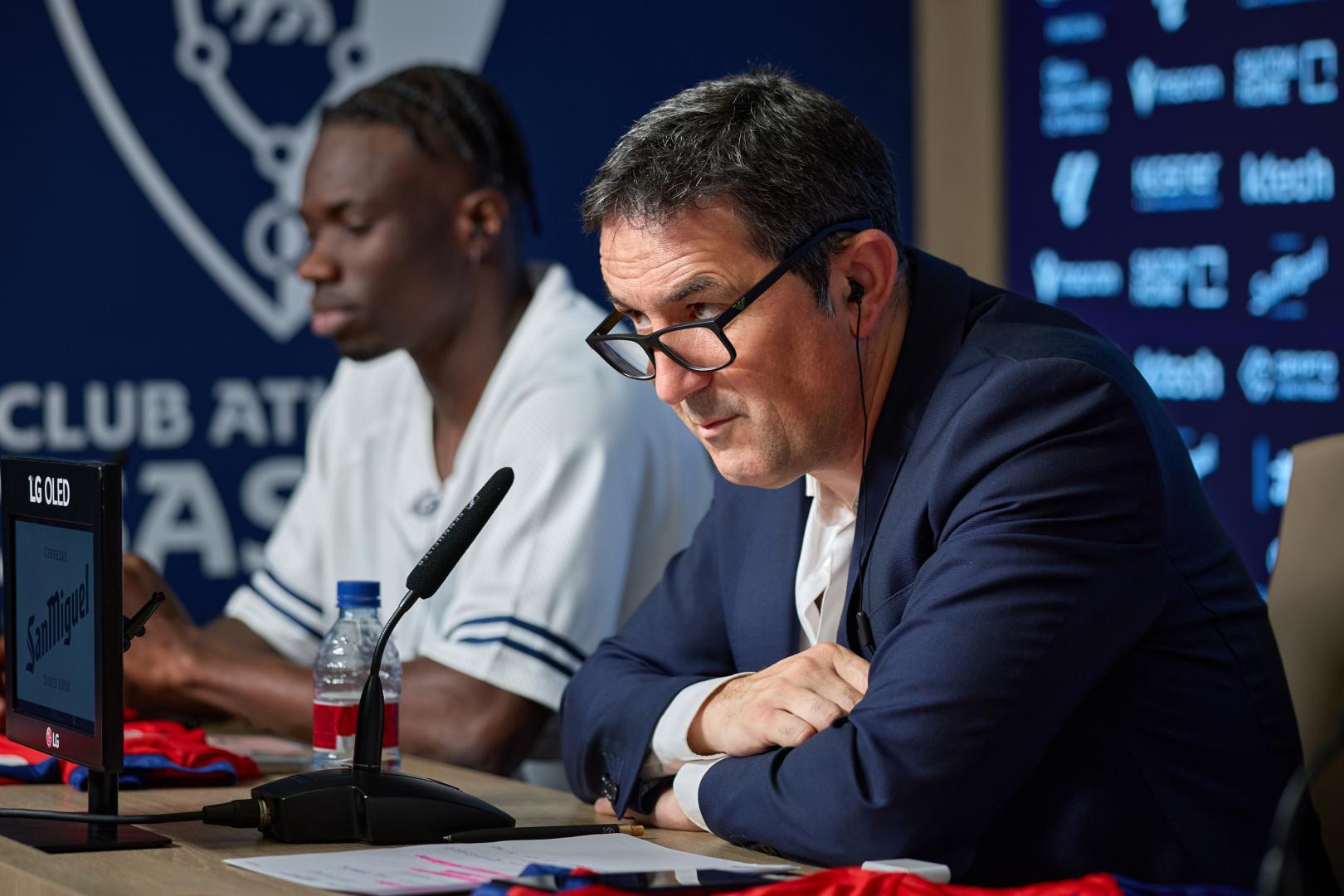 Braulio, en la presentacion oficial de los nuevos jugadores de Osasuna, Rockson Yeboah y Romain del Castillo.