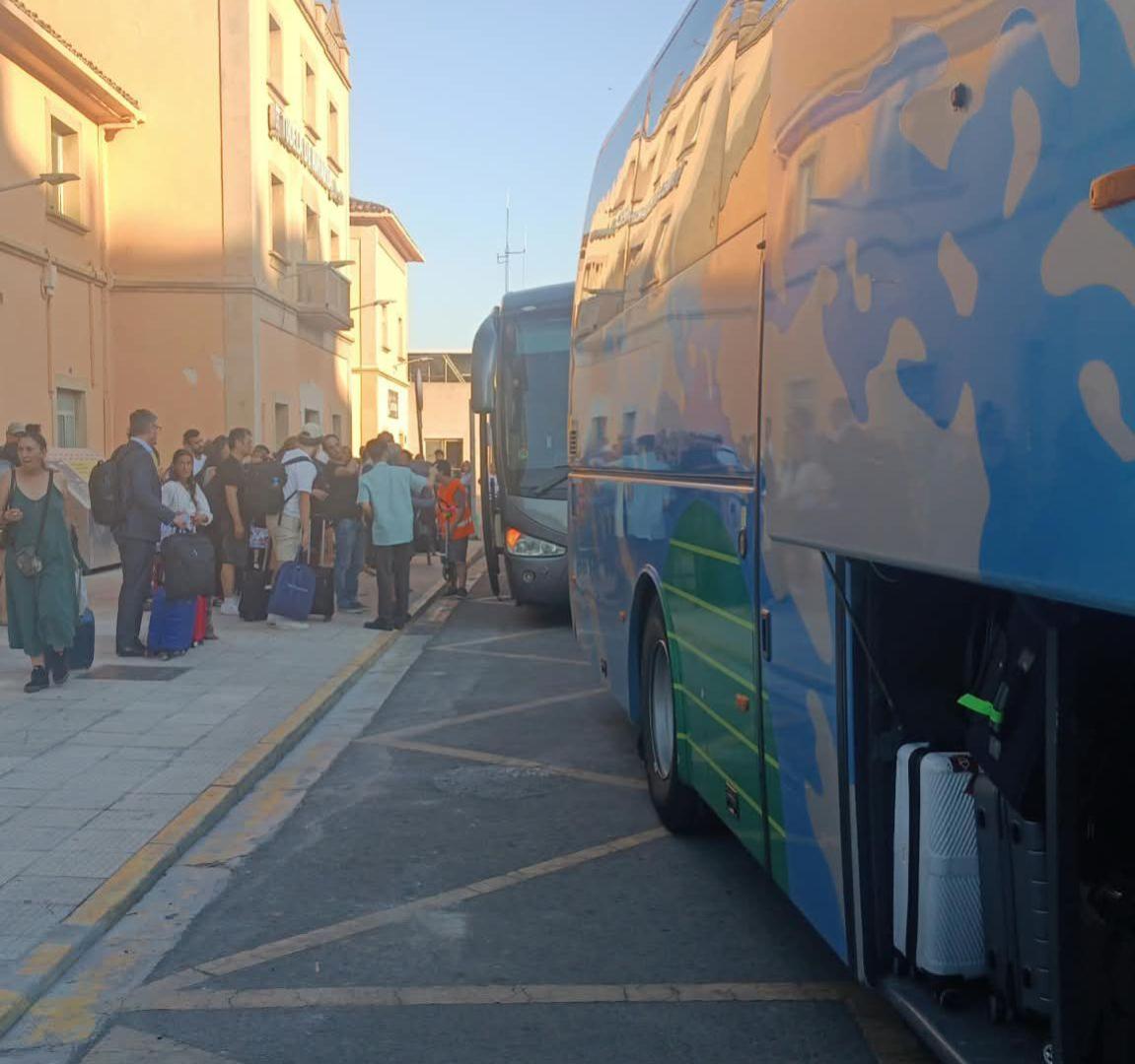 Pasajeros del tren Madrid-Pamplona, tomando un autobús en Tudela