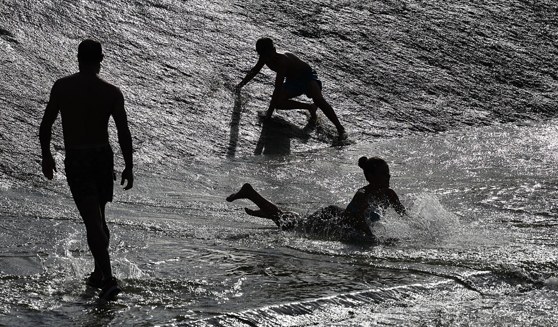 Varias personas se refrescan ante las altas temperaturas