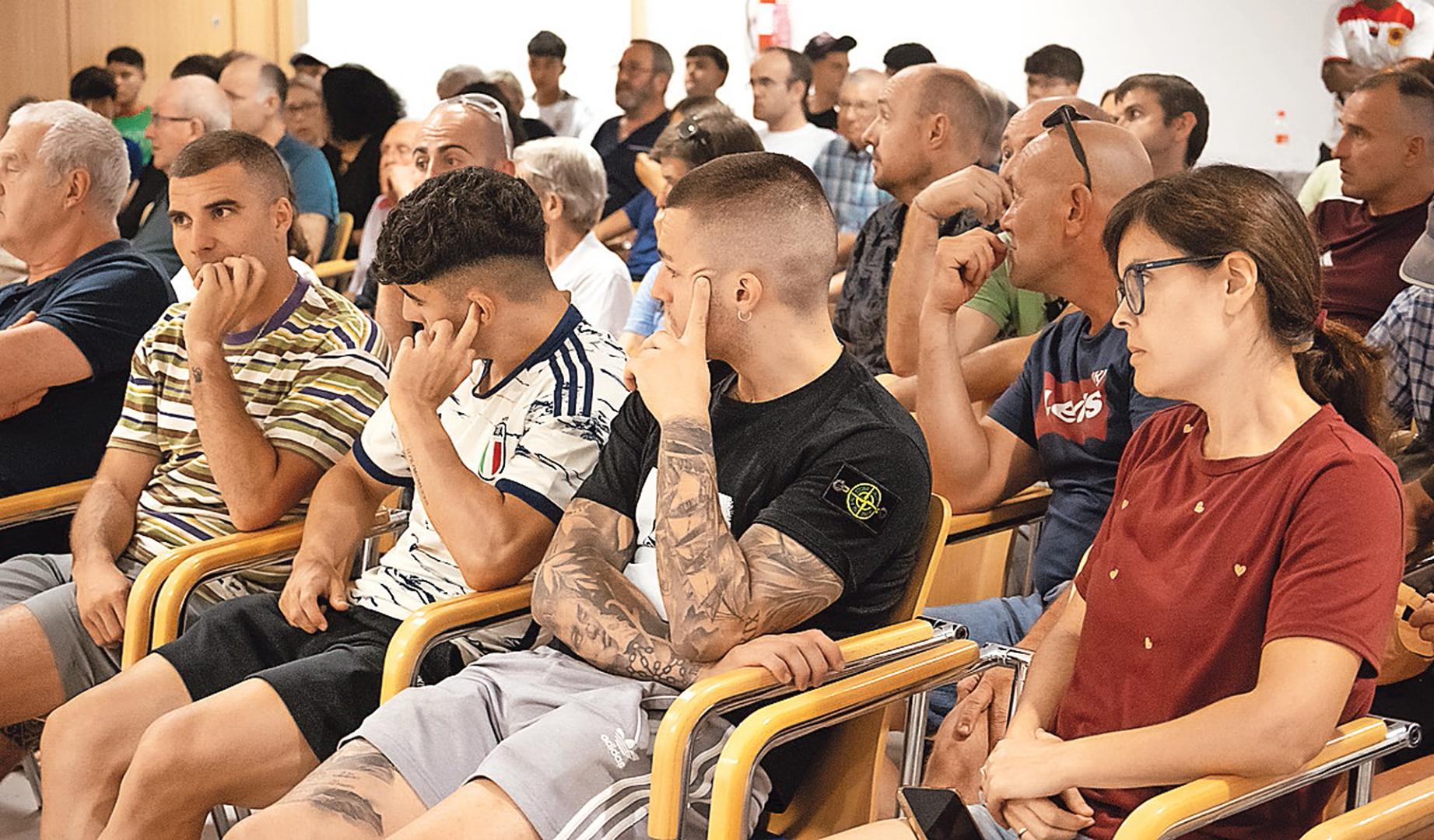 Imagen de la concurrida asamblea celebrada en julio por el Izarra en medio del conflicto