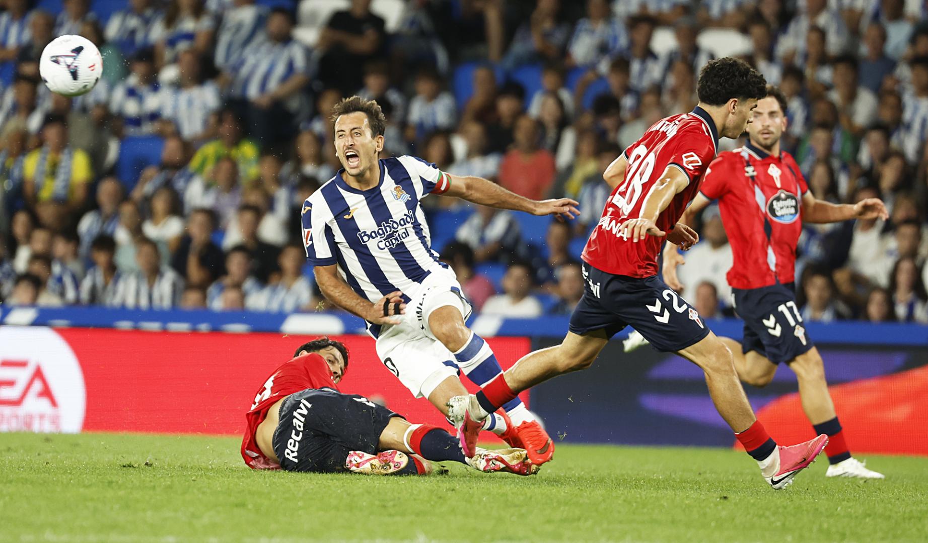 El delantero de la Real Sociedad Mikel Oyarzabal cae tras la entrada de Yoel Lago, del Celta, durante el partido