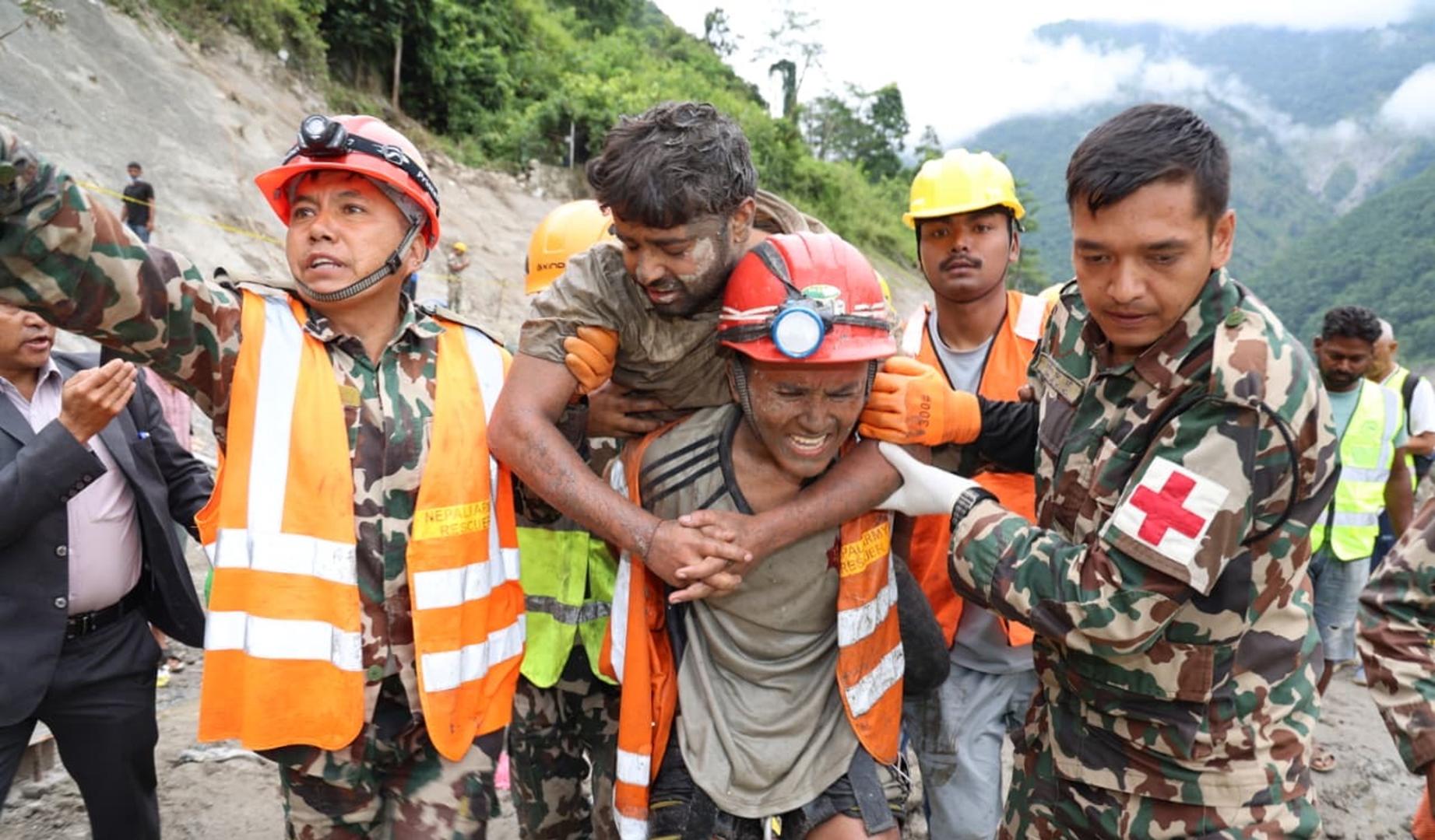 Fotografía cedida por el Ejército de Nepal que muestra el rescate de uno de los dos trabajadores que permanecían atrapados en un túnel del proyecto hidroeléctrico Trishuli 3A,