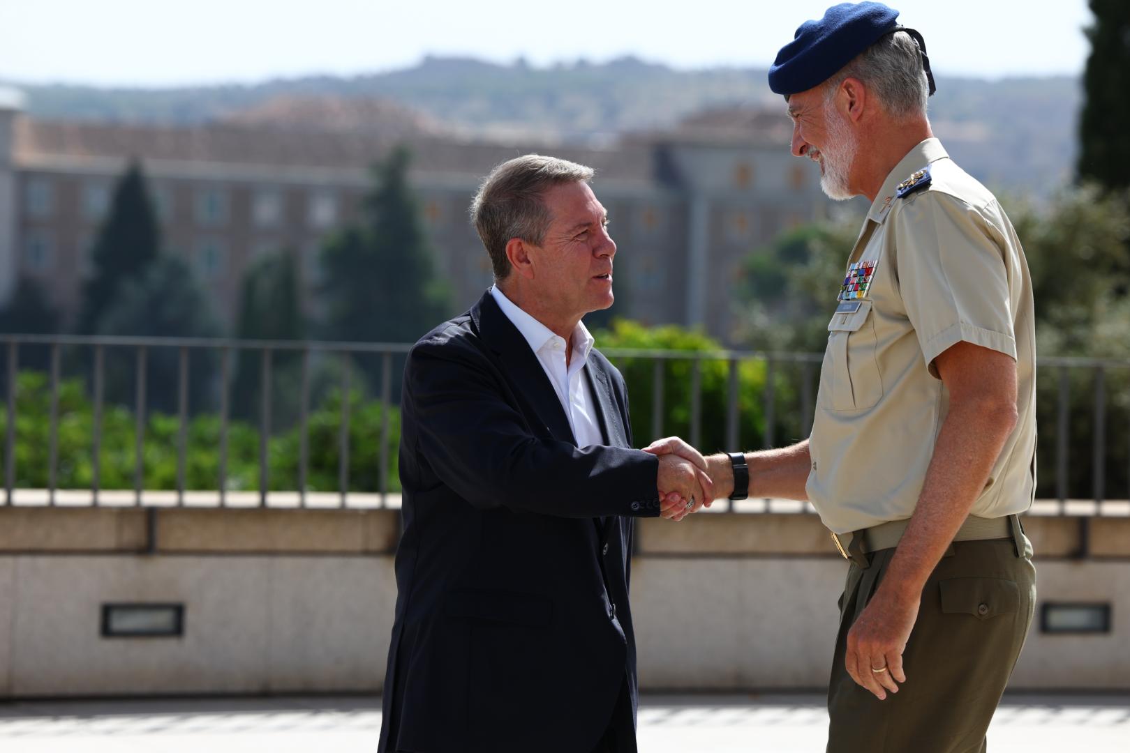 El rey Felipe VI, junto al presidente de Castilla-La Mancha, Emiliano García-Page, en la inauguración de la exposición España en los Estados Unidos, en el Museo del Ejército en Toledo