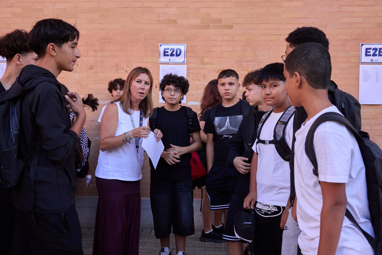 Alumnos de segundo de ESO (12-13 años) del IES Basoko de Pamplona, antes de comenzar las clases, en el patio del instituto.