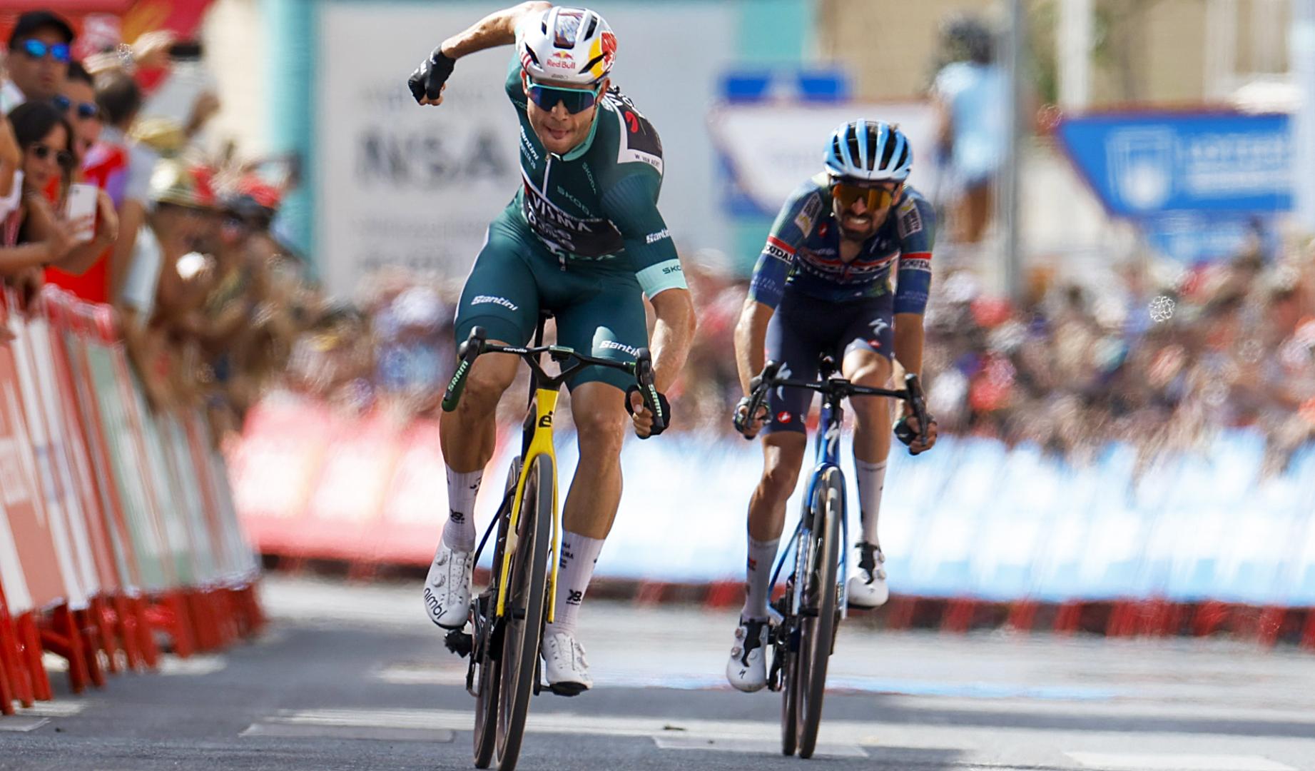 El belga Wout Van Aert (izda.), se impone al francés Valentin Paret Peintre en la meta de Loja