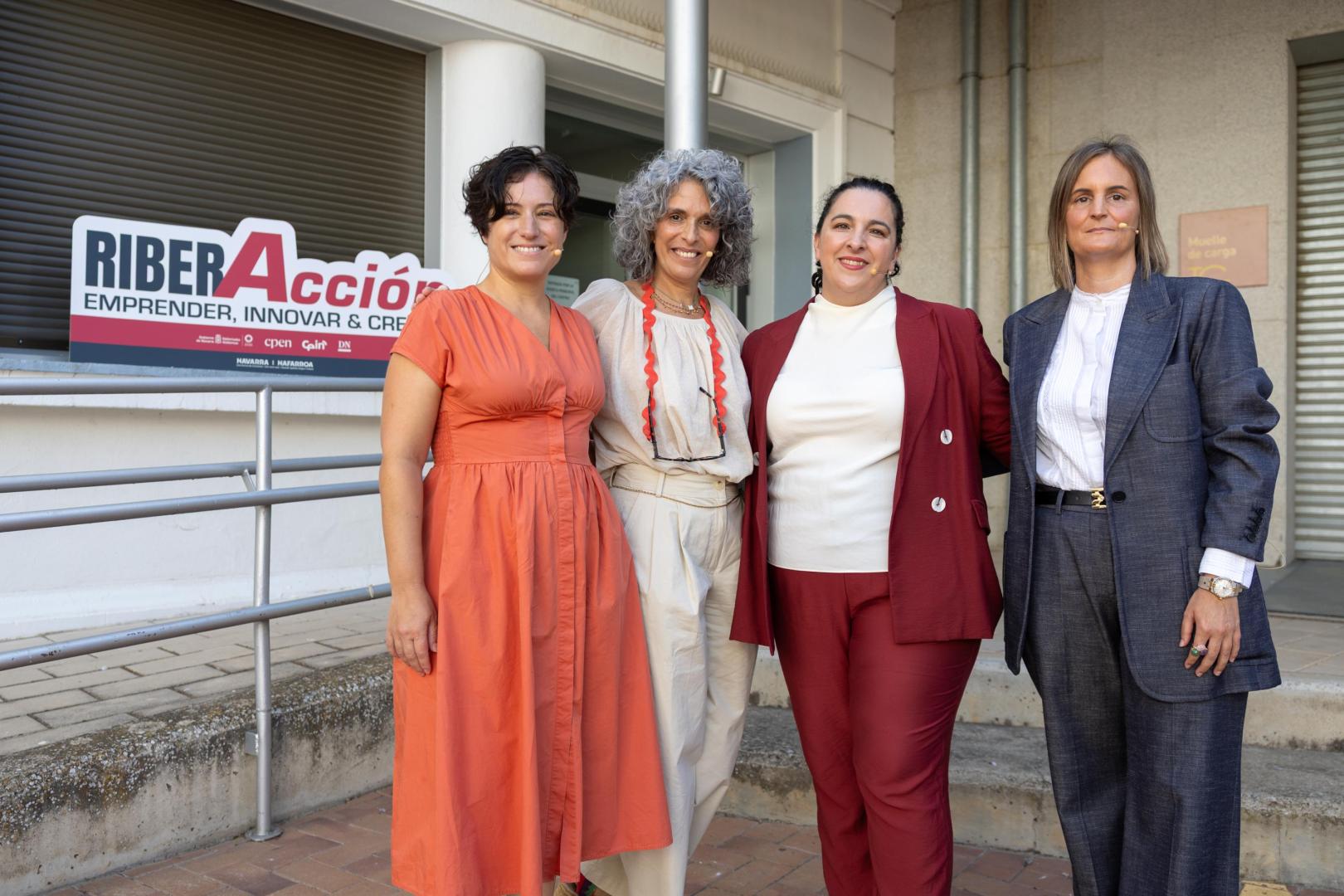 De izquierda a derecha, Vitori Hernández Ullate, Marta Bondesio Chueca, Blanca Pérez de Arenaza Tejada, y Ana Malo Jaso, antes de comenzar la mesa redonda que protagonizaron en el foro RiberAcción de Tudela