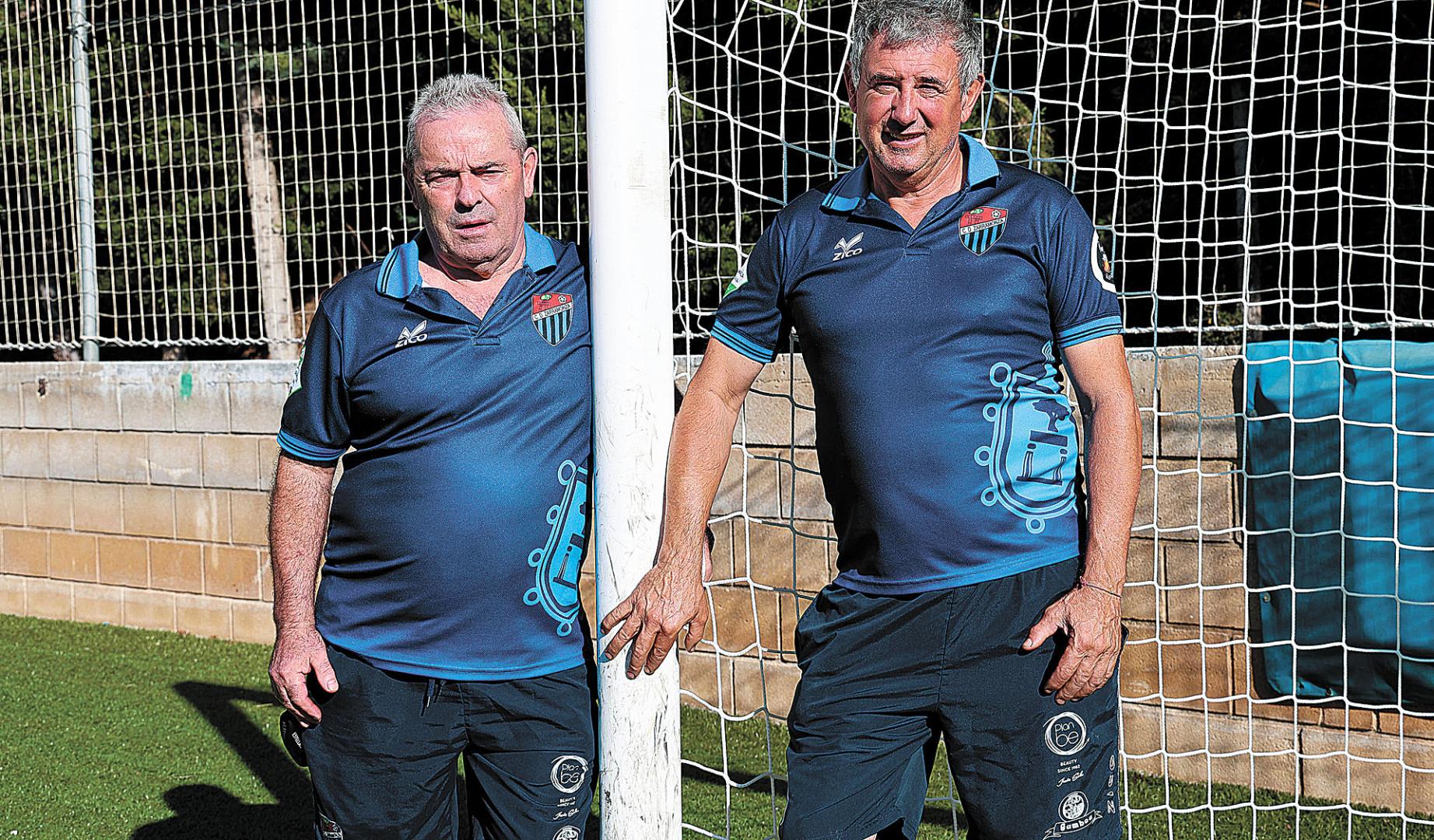 Miguel Pascual, a la izda., uno de los veteranos de la directiva, y el presidente, José Miguel Osés San Juan, lanzarán el cohete