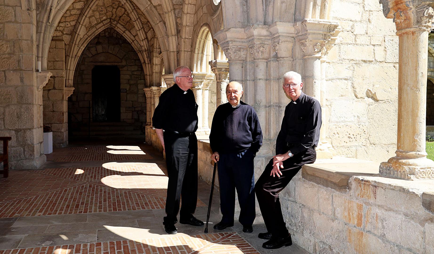 Desde la izda., el padre Mateo, el padre Valentín y el padre Petrus, los tres religiosos de la comunidad teatina