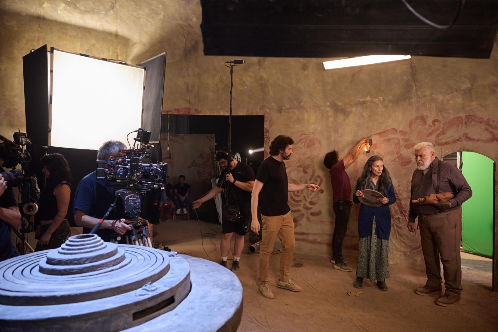 Rodaje de la película 'La rueda' en los estudios Midnight Fear Factory, para los que se recreó una misteriosa cavidad decorada con pinturas mayas