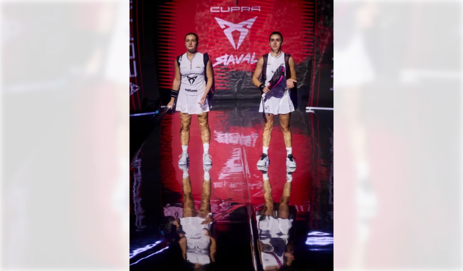 Martina Calvo y Claudia Fernández, saltando a la pista para disputar el choque de cuartos de final del Madrid P1 contra Marina Guinart y Alejandra Alonso