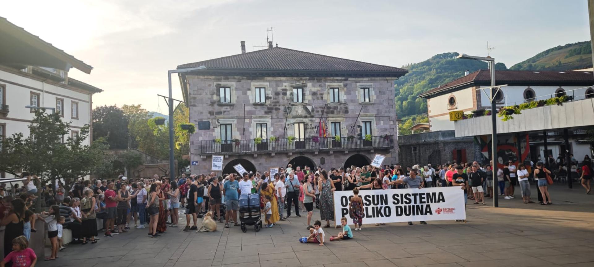 Imagen de la concentración en la plaza de los Furos en protesta por la falta de pediatra desde el lunes 21.