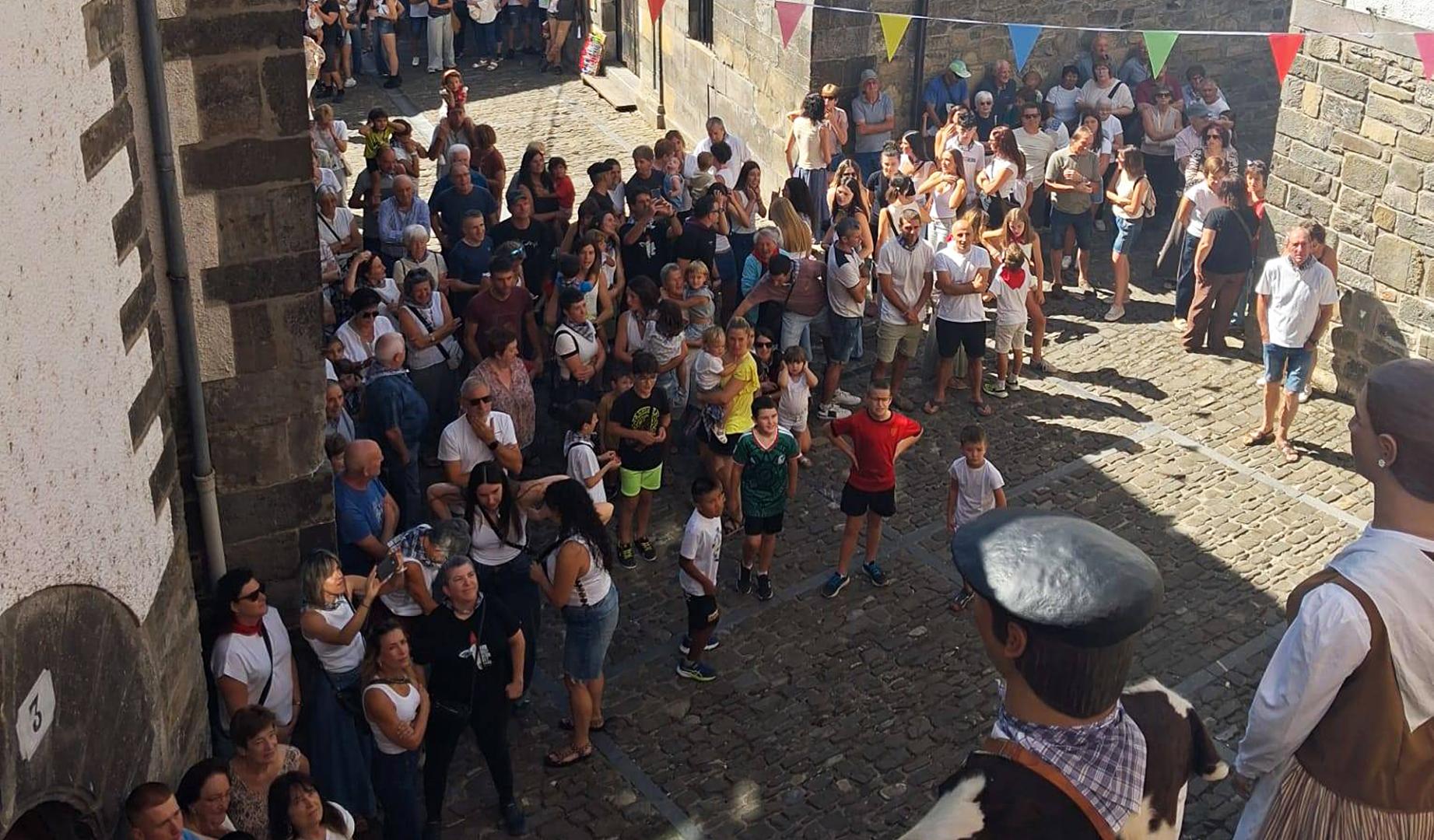 La gente a los pies de la casa consistorial aguardando el txupinazo