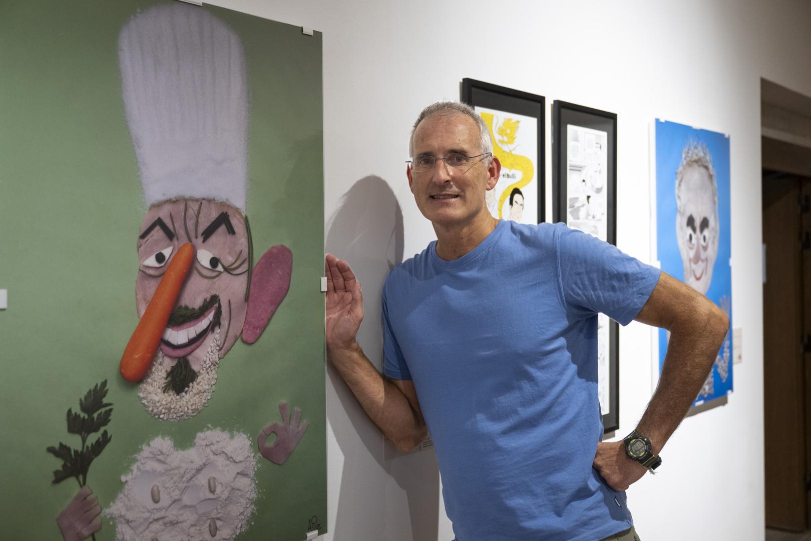 Asier Sanz, junto a la caricatura de Karlos Arguiñano hecha con alimentos, dentro de la exposición ‘Cómic y gastronomía’ en el Condestable