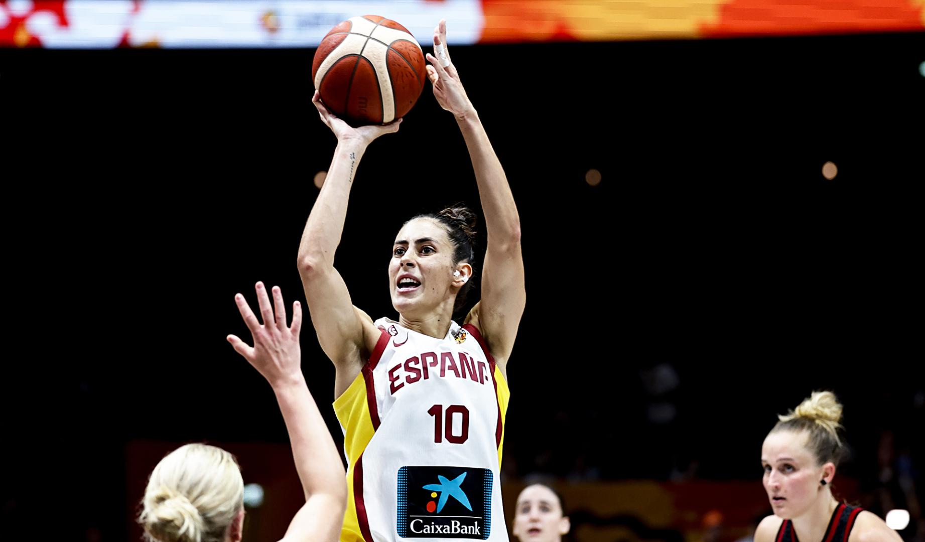 La española Maria Conde en acción durante el partido de la Copa del Mundo de Baloncesto femenino 2026 contra Alemania