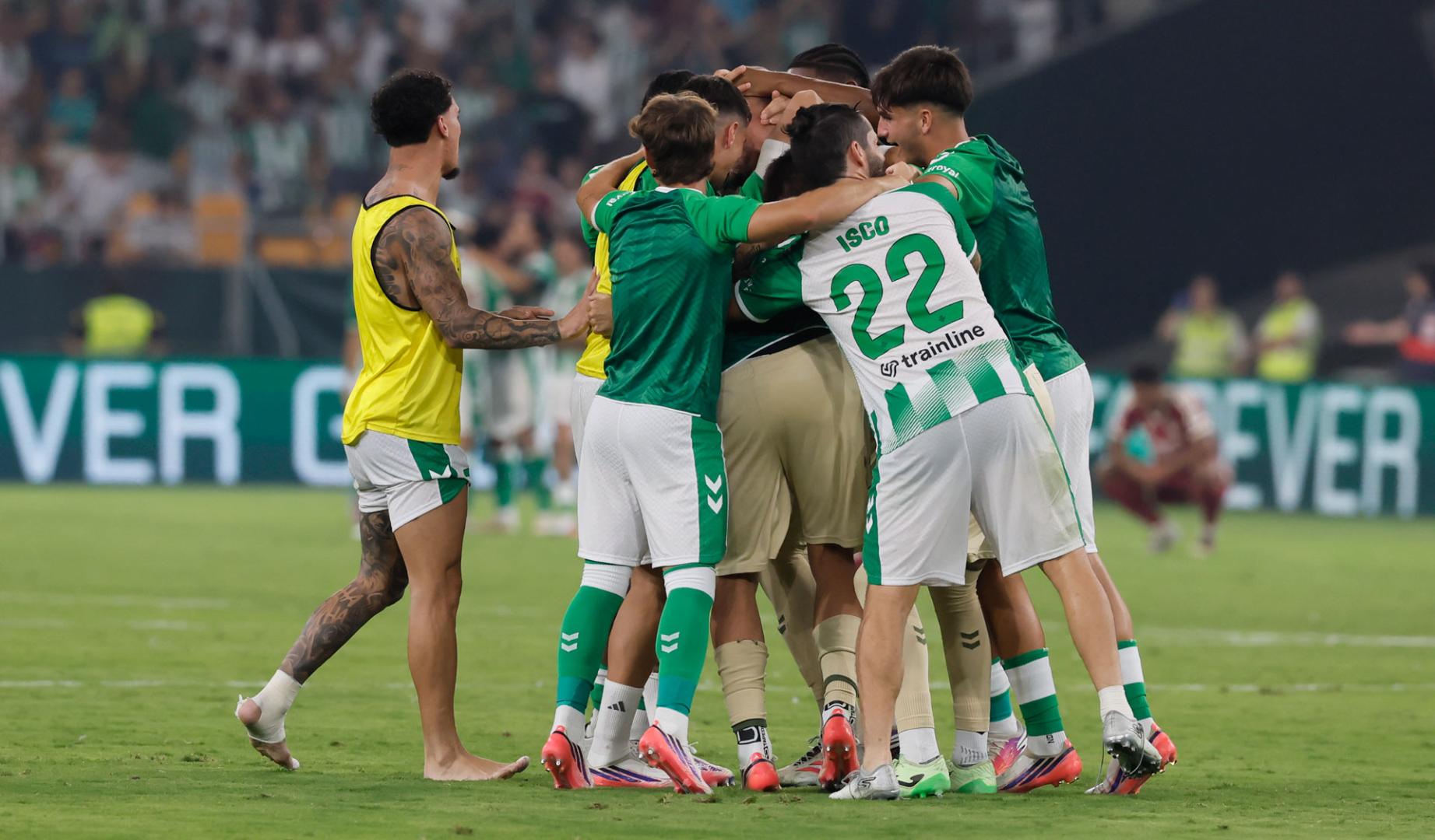Los jugadores del Betis celebran la victoria ante el Madrid