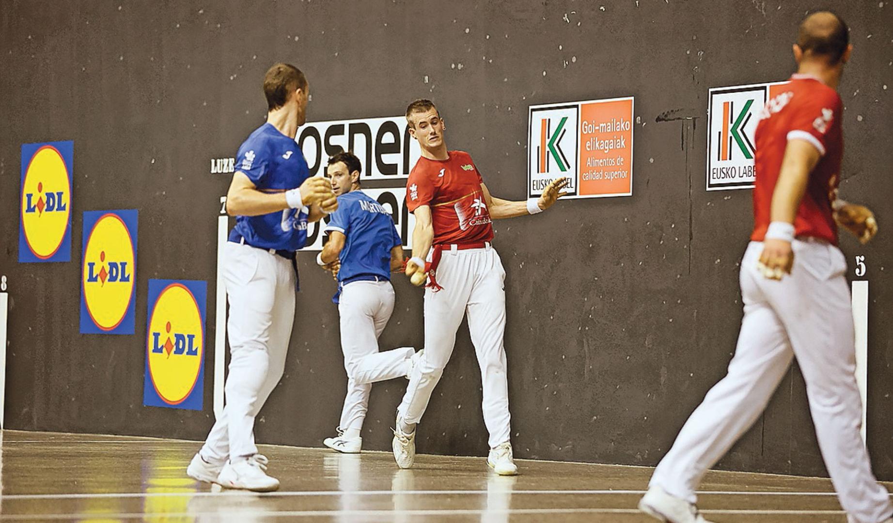 Jon Mariezkurrena golpea la pelota, este viernes en Lekeitio.