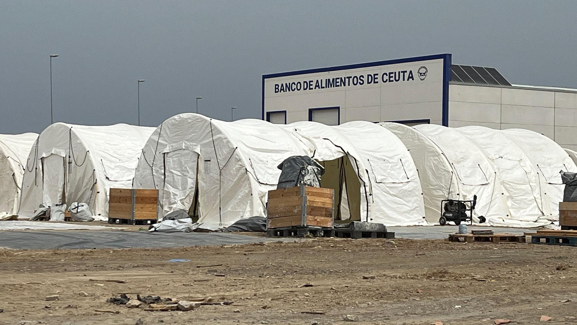 El Gobierno ha comenzado este sábado a acondicionar una explanada en el Muelle de Poniente de Ceuta para la instalación de tiendas de campaña y poder albergar migrantes pese a la oposición de los vecinos, de la Autoridad Portuaria y de la Confederación de Empresarios