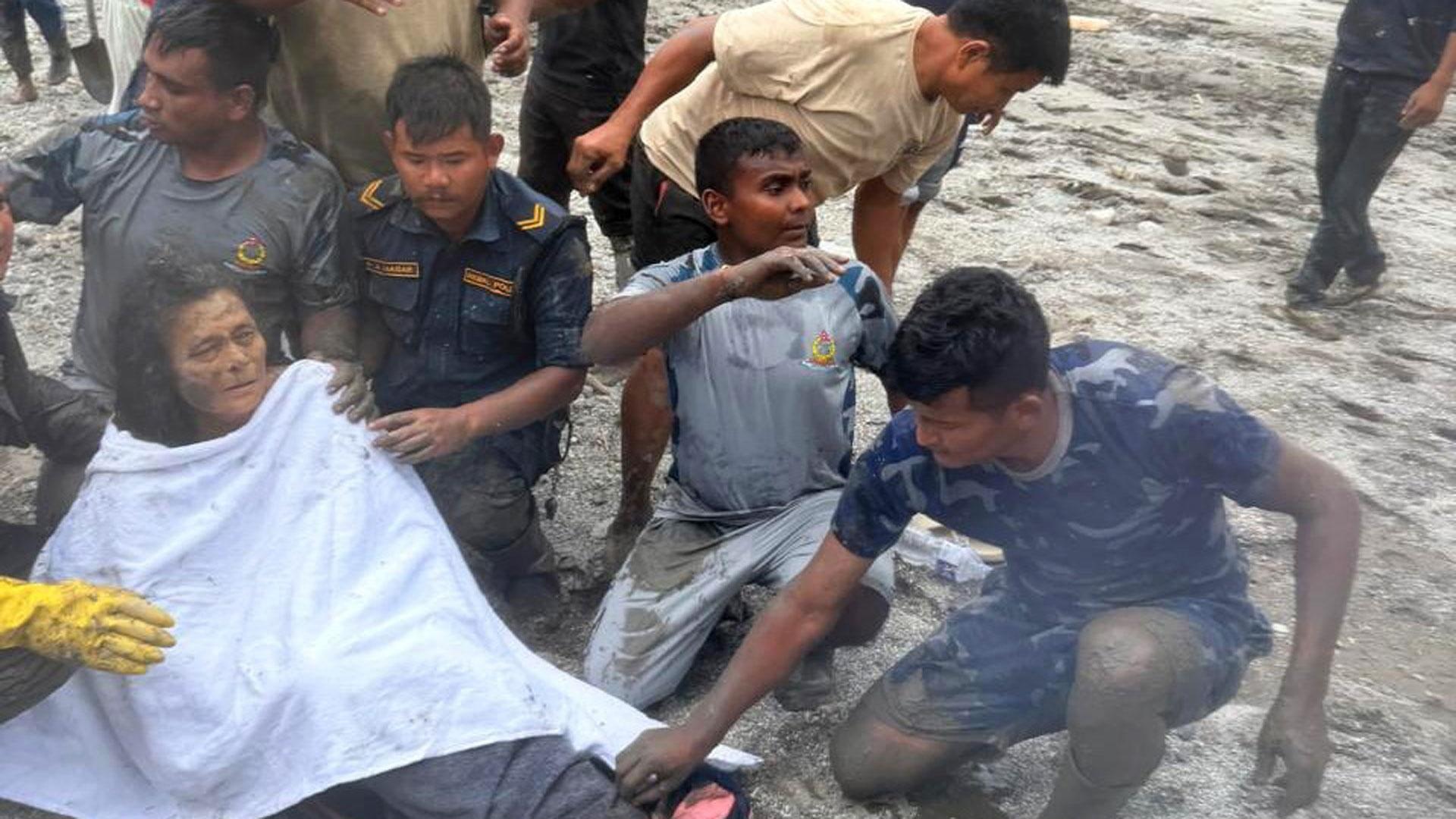 Rescate de la superviviente nepalí Chandika Shrestha por personal de la Fuerza de Policía Armada del cuarto piso de una casa de cuatro plantas en Betrawati