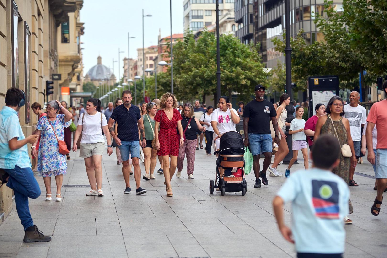 Abanicos, helados, refrigerios... Todo servía para combatir las altas temperaturas este sábado, 5 de septiembre, en el Casco Viejo de Pamplona