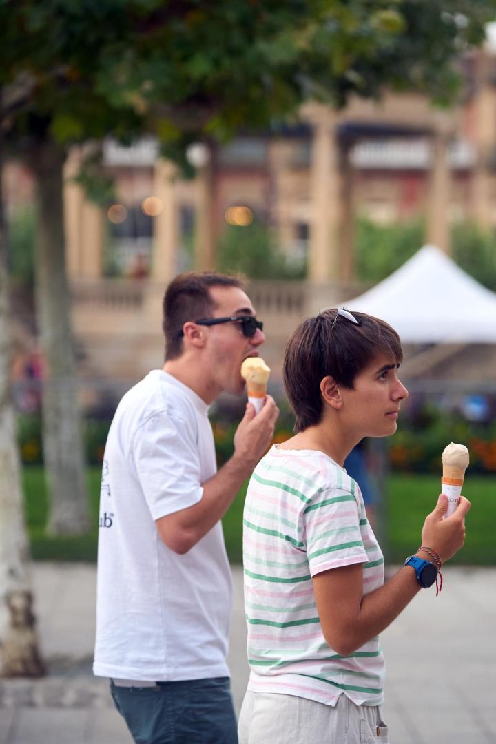 Abanicos, helados, refrigerios... Todo servía para combatir las altas temperaturas este sábado, 5 de septiembre, en el Casco Viejo de Pamplona