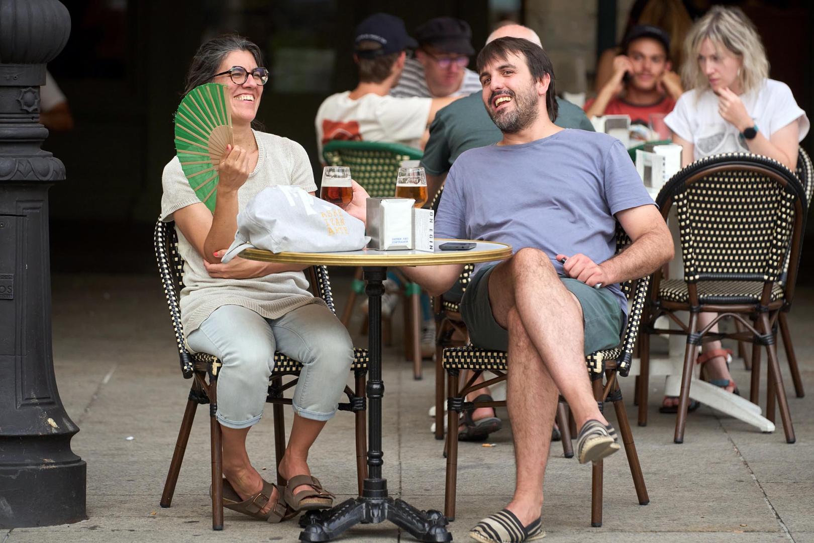 Abanicos, helados, refrigerios... Todo servía para combatir las altas temperaturas este sábado, 5 de septiembre, en el Casco Viejo de Pamplona