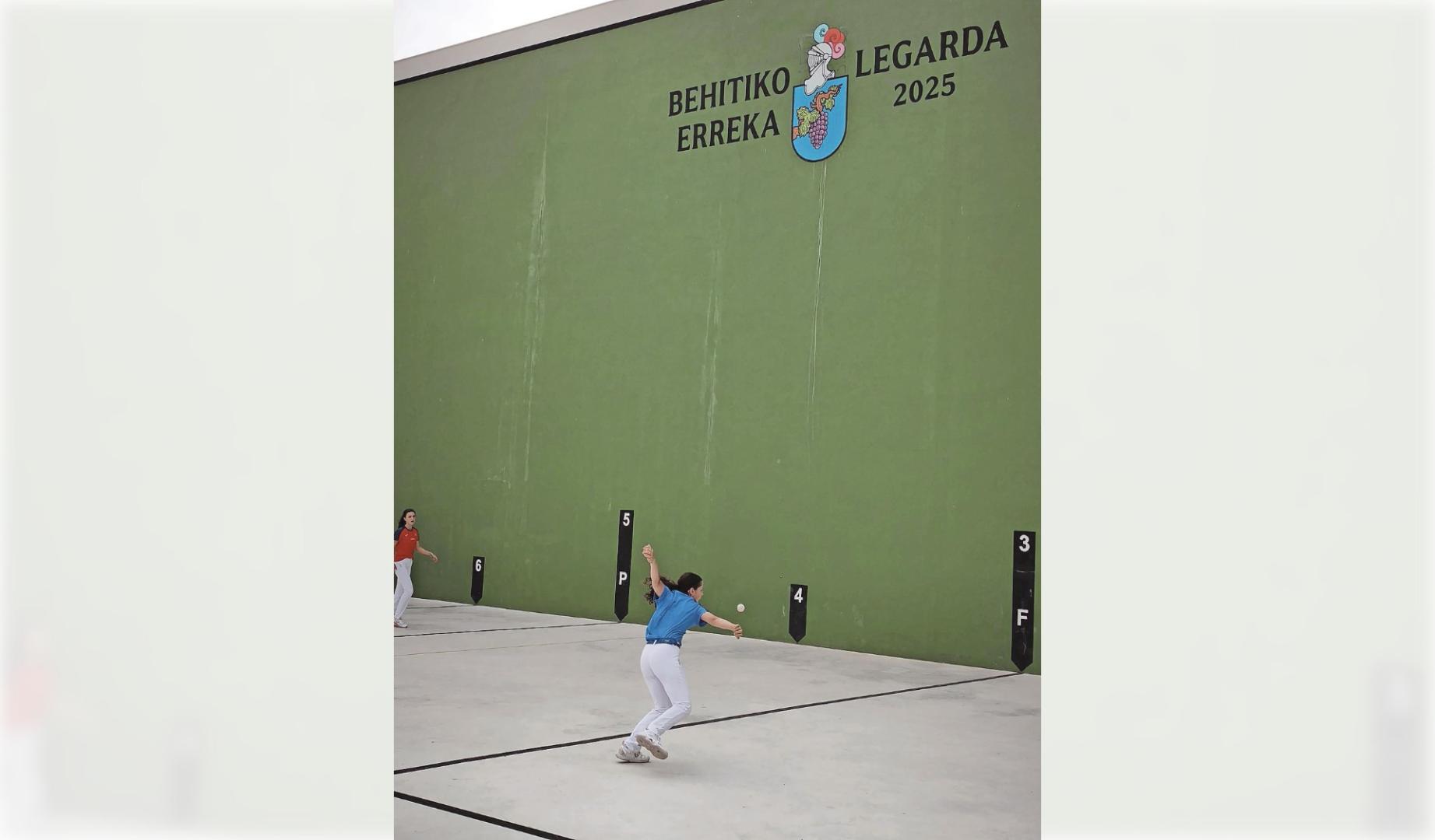 Partido inaugural del frontón el pasado quince de agosto, con las pelotaris Iratzoki  y Crespo