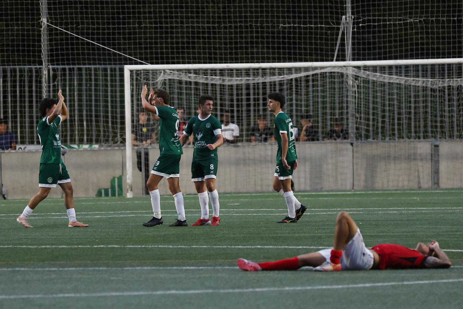 Los jugadores del Gazte Berriak celebran la remontada cosechada frente al Subiza