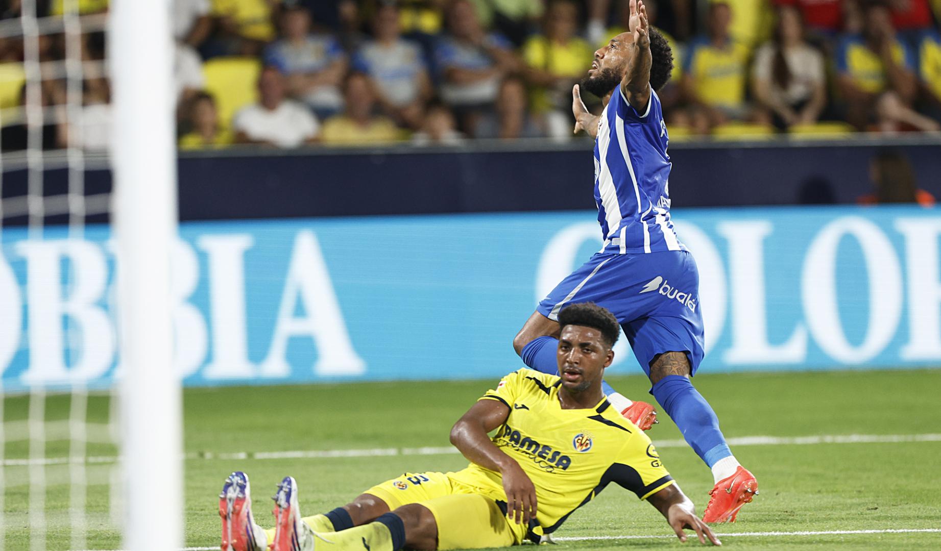 Aubameyang marca el 2-3 ante la defensa de Freeman durante el choque en La Cerámica