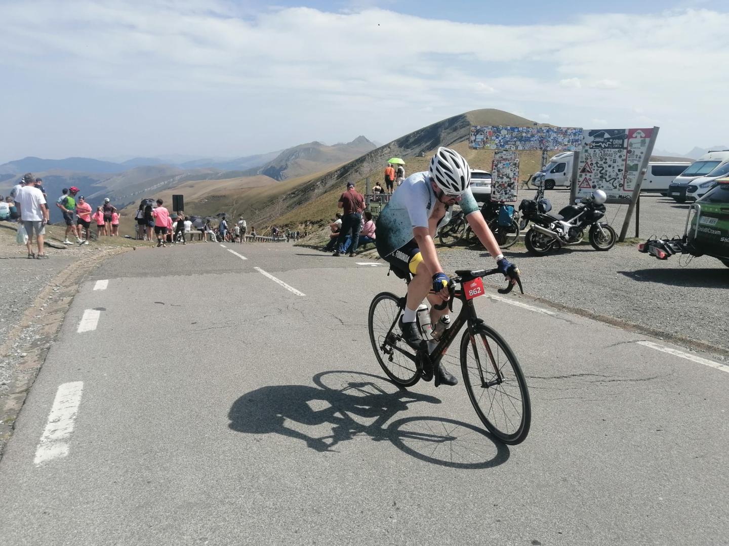 Un cicloturista corona Larrau.