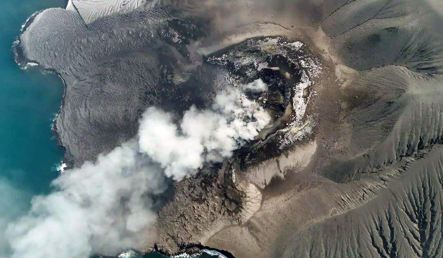 Imagen aérea del Anak Krakatoa en erupción